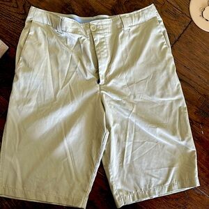Under Armour Golf Shorts khaki size 18